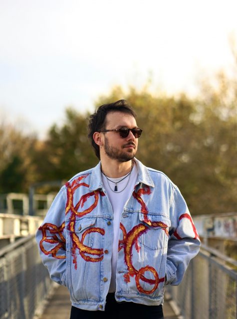 Matez moi la veste de zinzin 
"Cercles de feu", acrylique sur veste en jean, 2025
Elle sera disponible à la vente pour mon exposition le mardi 9 décembre !
Mais n'hésitez pas à me contacter si ça vous intéresse que je vous en fasse une.

Photo by @theo_drte 

#acryliquepainting #peinturesurdenim #peinturesurjean #vestecustomisee #vestejean