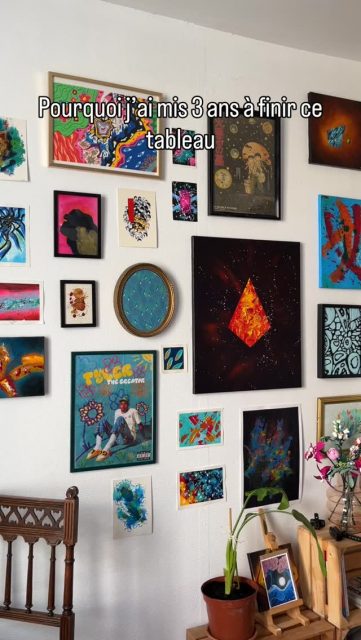 L’histoire de ce tableau commence il y a 3 ans (en 2023) quand j’ai acheté cette toile vierge. 
J’avais fait un premier essai, que je n’avais pas aimer et que j’avais finis par recouvrir. J’en avais d’ailleurs fait un réel à l’époque. 
J’avais commencé alors une deuxième peinture par dessus, mais la encore je n’ai jamais pu la finir. 
Ensuite j’ai du déménager, et la toile a finis dans un carton, inachevé .
Ce n’est que ce mois si que je l’ai retrouvée, recouverte de blanc et que j’ai commencé la 3 ieme couche de peinture ! 
Et la enfin j’ai pu la finir :) 

« Abstraction de Nuit n°1 » 
Acrylique sur toile 
30x30cm
2026

#peintureacrylique #acryliquepainting #artabstrait_contemporain #peintureabstraite #artabstrait