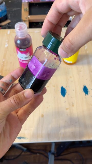 Petite vidéo pour vous montrer comment je fais mes encres aquarelles à partir de couleurs primaires, pratique, économique et écologique ! 
#encres #artiste #artabstrait