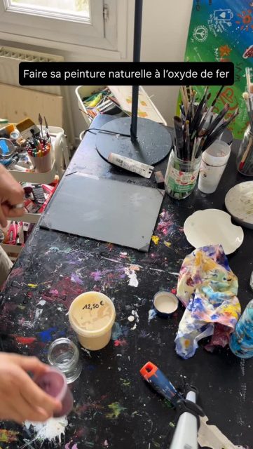 On fait sa propre peinture, étape indispensable de l’artiste écolo.
#artiste #artistepeintre #écologie #artisteengagé